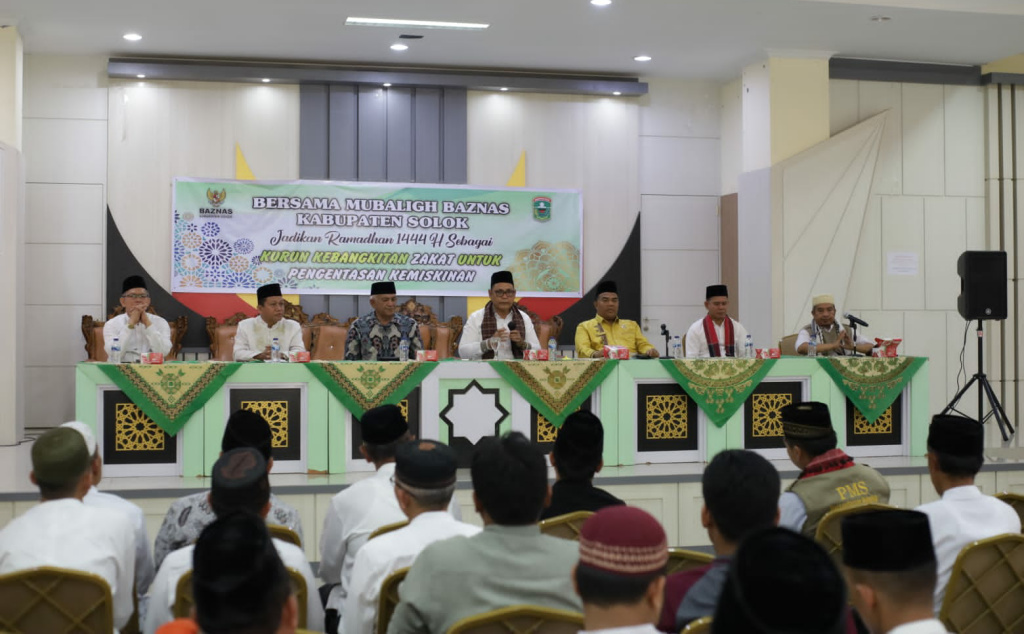 Bupati Solok Epyardi Asda saat membuka Training Publik Speaking dan Sosialisasi Zakat bagi 75 mubaligh se Kabupaten Solok di Aula Lantai 1 Islamic Center Koto Baru.